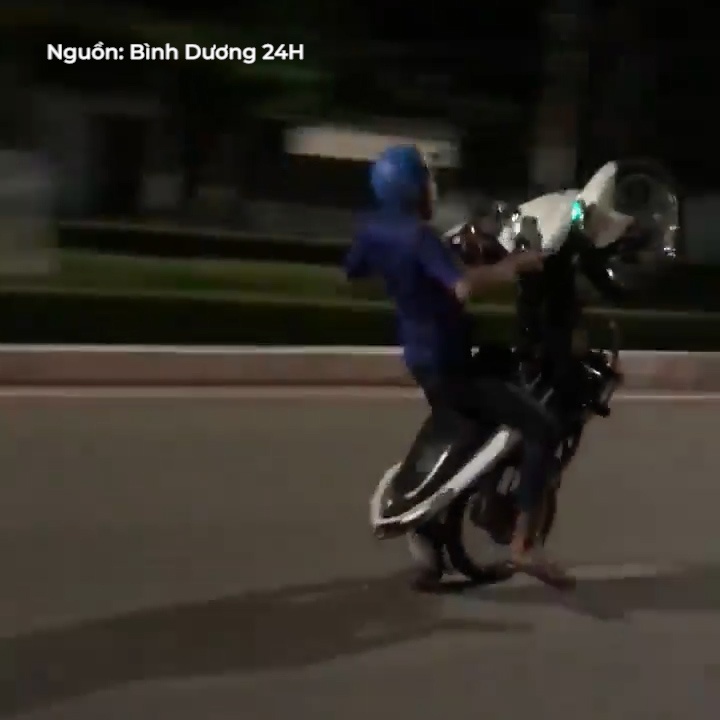 Boc dau xe, nam thanh nien te truot dai duoi mat duong hinh anh