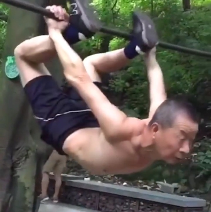 Cu ong gan 70 tuoi hit xa don nhu thanh nien o Trung Quoc hinh anh