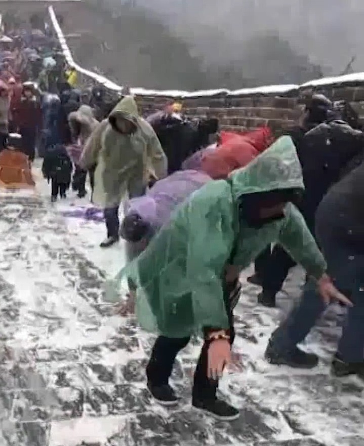 Du khach chat vat khi tham quan Van Ly Truong Thanh duoi troi tuyet hinh anh