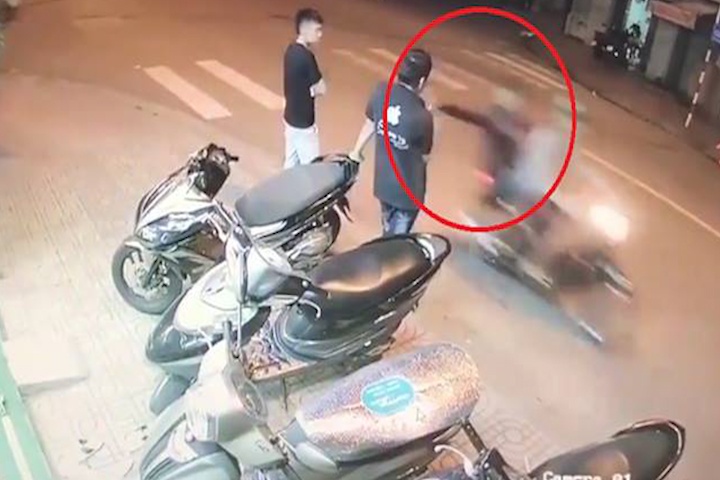 Dung dien thoai ngoai duong, nguoi dan ong suyt bi cuop trong nhay mat hinh anh