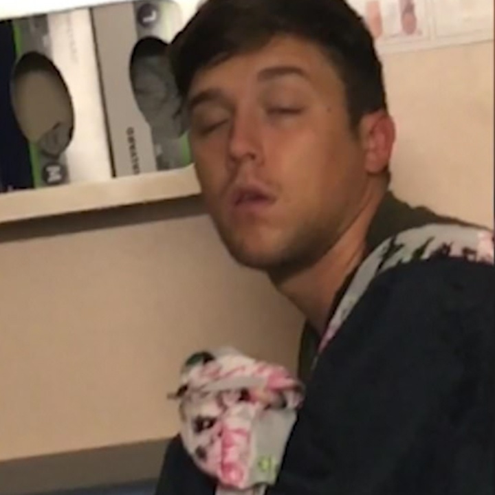 Ong bo met moi den noi nung chiec ao choang vi tuong la con minh hinh anh