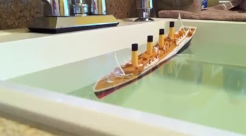 Mo hinh tau Titanic mo phong ly do con tau bi chim hinh anh