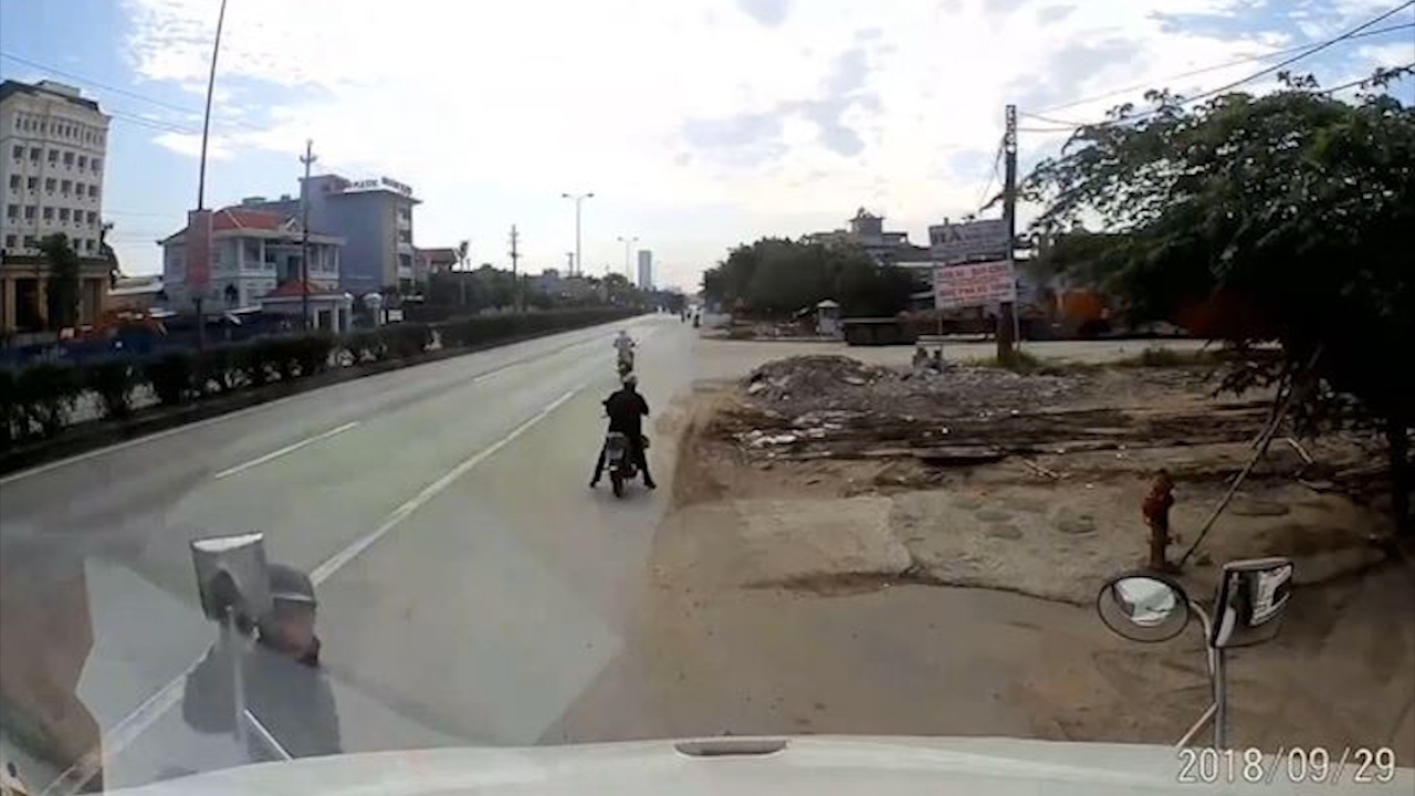 Trom vat guong xe container do ven duong trong nhay mat hinh anh