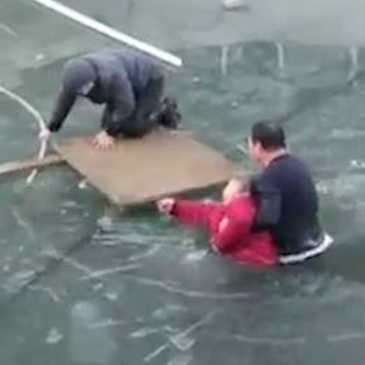 Hai nguoi dan ong cuu cu ba thoat khoi song bang hinh anh