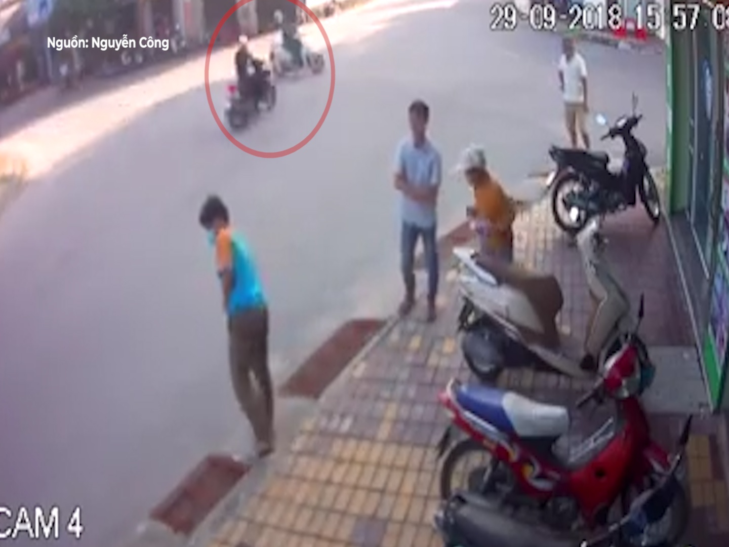 Sang nga tu au, hai xe may va cham vang ra mat duong hinh anh