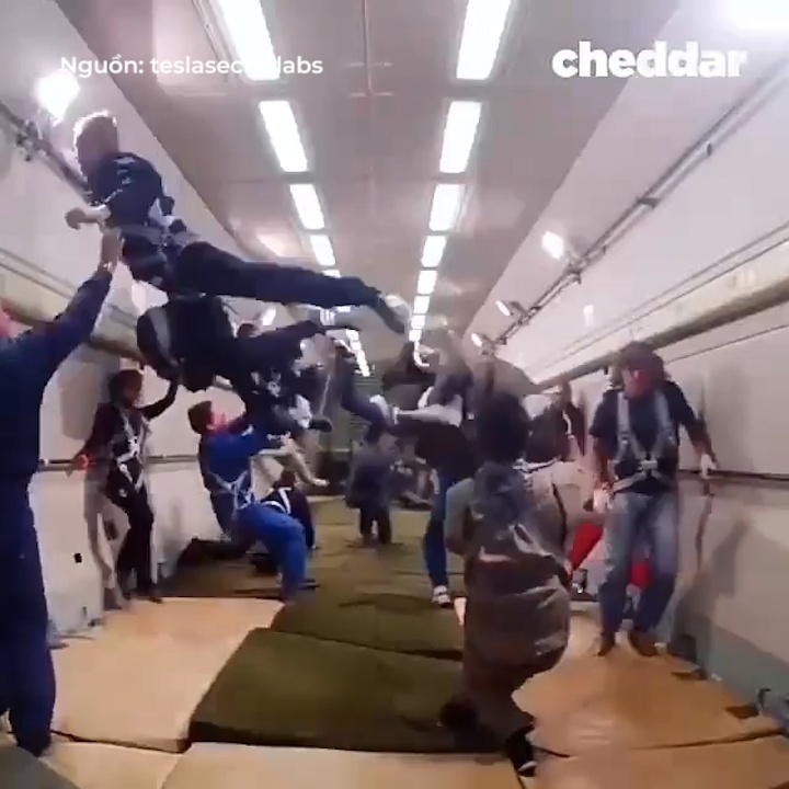 Canh tuong hai huoc khi trai nghiem cam giac lo lung trong khong gian hinh anh