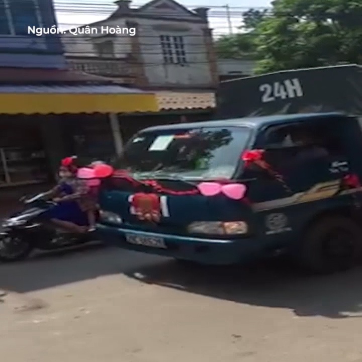 Dam cuoi dung xe tai lam doan ruoc dau hinh anh