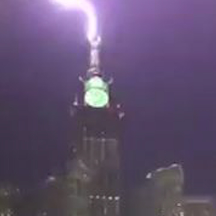 Khoanh khac set danh trung toa nha cao nhat o thanh dia Mecca hinh anh