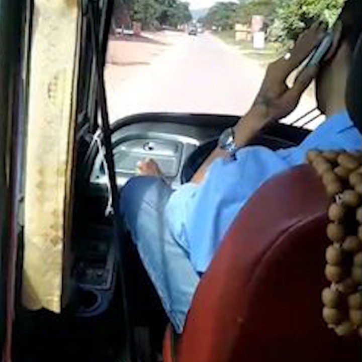 Tai xe xe buyt ngoi gac chan, vua chay vua nghe dien thoai, nhan tin hinh anh