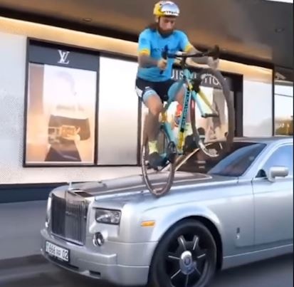 Thanh nien di xe dap nhay len dau xe sang hinh anh