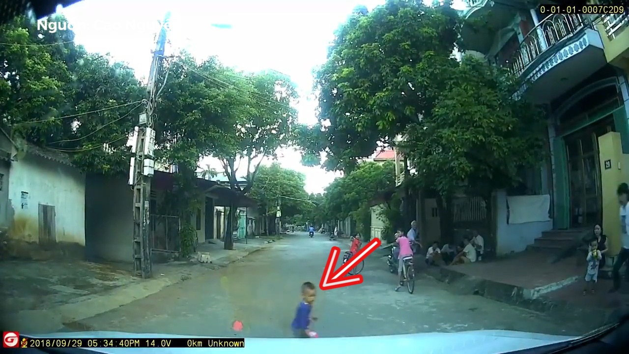 Cau be suyt bi oto tong vang vi bat ngo qua duong hinh anh