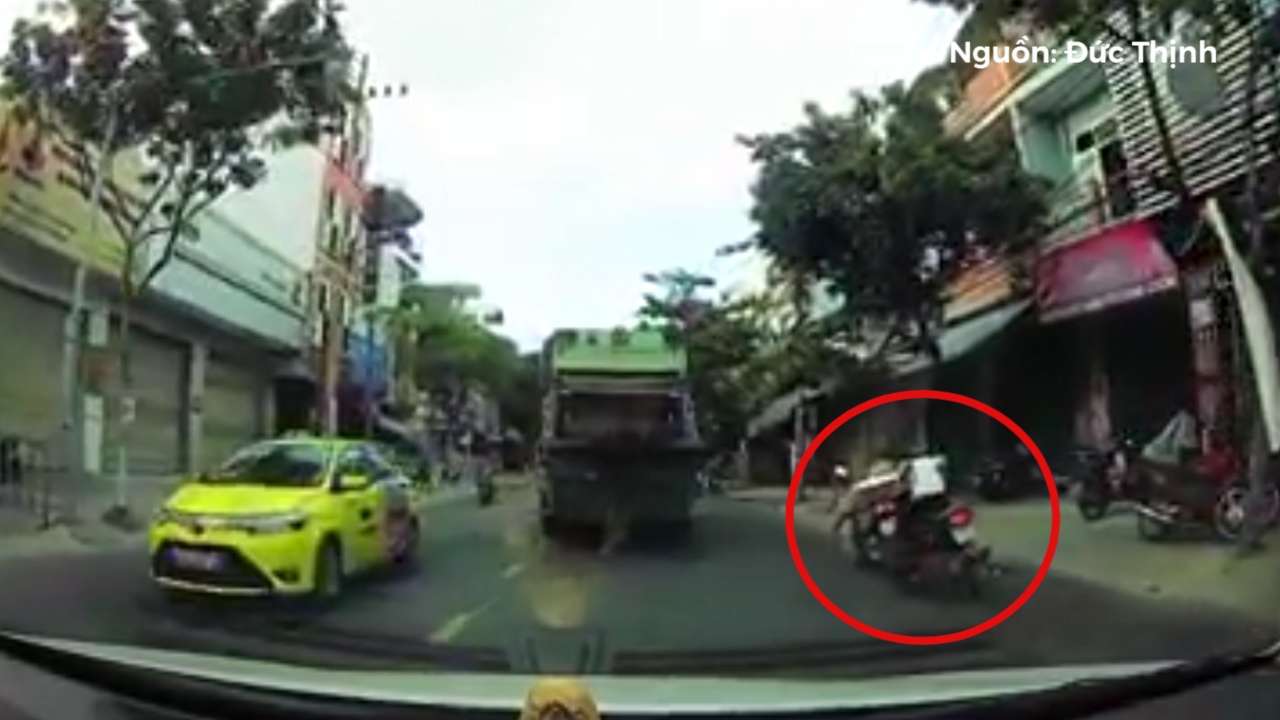 Thanh nien dam manh vao xe truoc vi mai me nhan tin hinh anh