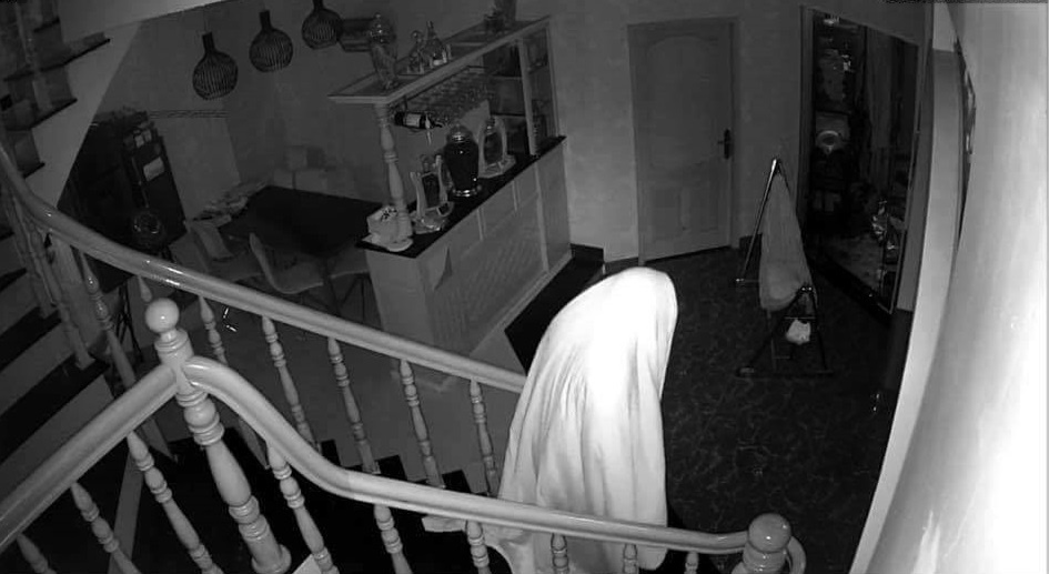 Trom trum khan trang nhu hon ma chui vao nha dan de trom do hinh anh