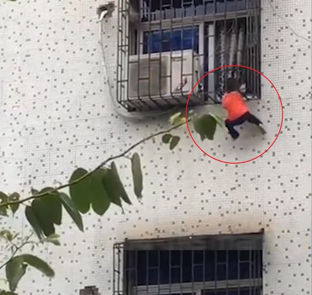 Thot tim canh be trai ket dau, treo lo lung tren khong o Trung Quoc hinh anh