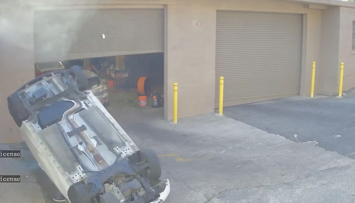 Oto roi tu tang tren lau rot xuong dat vi ket chan tai ban dap hinh anh