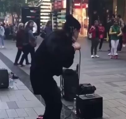 Man beatbox duong pho dinh cao hinh anh