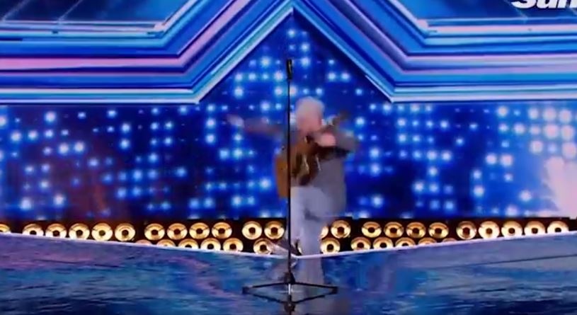 Hot hoang vi thi sinh hut chan nga cam dau tren san khau X Factor Anh hinh anh