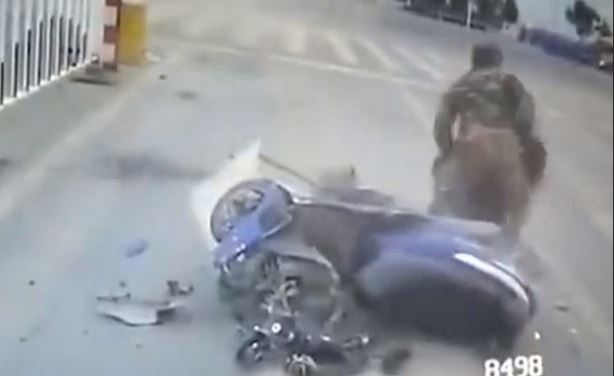 Oto vuot den do tong day chuyen xe tai va xe may tai Trung Quoc hinh anh