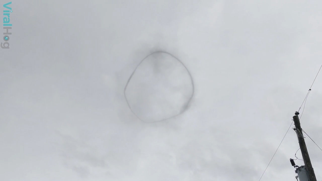 Vong tron den bi nghi la UFO xuat hien giua bau troi Canada hinh anh