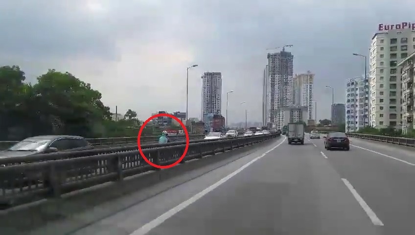 Hai co gai chay nguoc chieu bat mang tren duong cao toc hinh anh