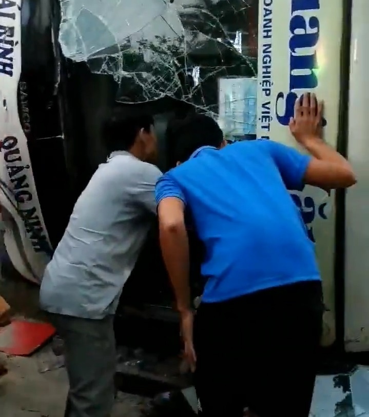 Giai cuu hang chuc nguoi mac ket tren xe khach bi lat o Quang Ninh hinh anh