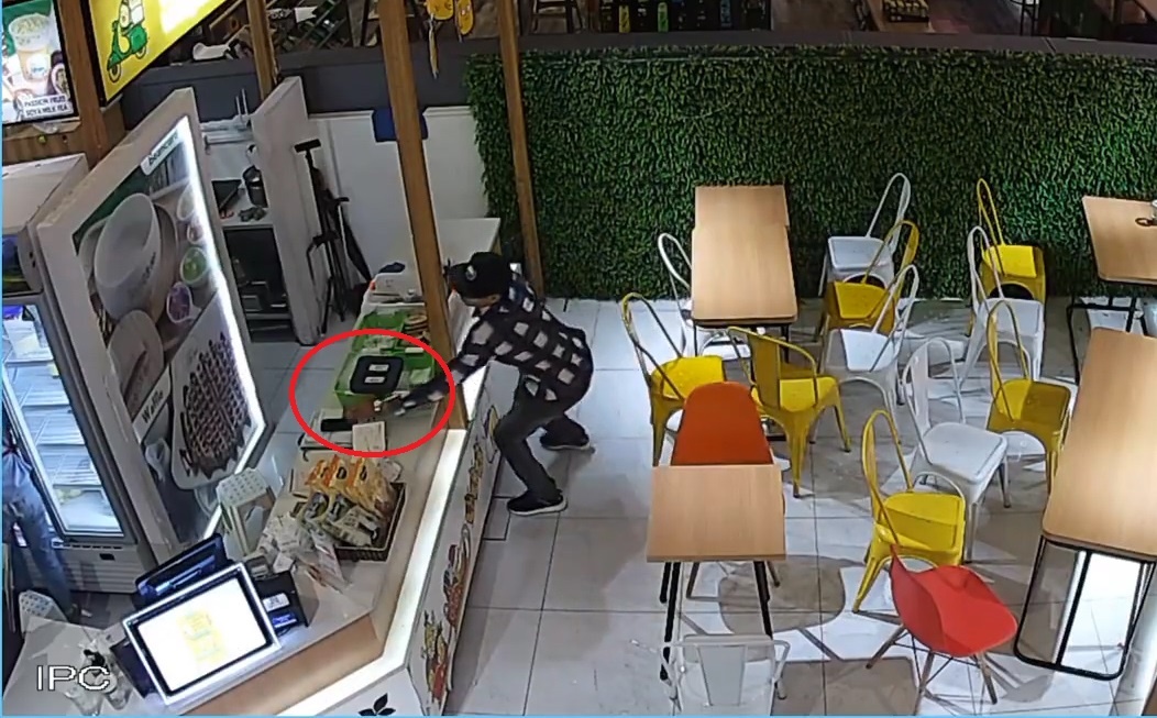 Thanh nien an mac banh bao, trom dien thoai nhan vien trong cua hang hinh anh