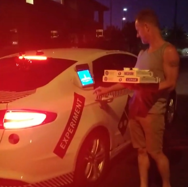 Oto tu lai giao pizza, giao tiep voi khach hang bang ma so hinh anh