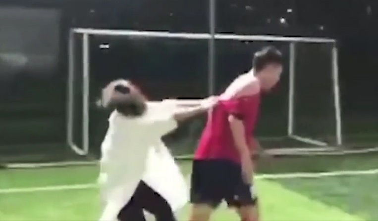 Bi lua gat tinh cam, co gai xong vao giua tran dau danh ban trai hinh anh