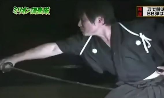 Samurai Nhat Ban tro tai chem doi qua bong ban ra o toc do cao hinh anh