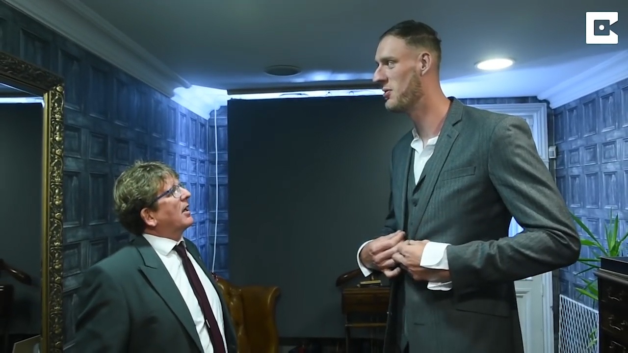 Nguoi cao nhat nuoc Anh lan dau mac duoc bo vest phu hop hinh anh