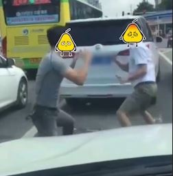 Hai tai xe Trung Quoc vut oto giua duong de danh nhau sau va cham hinh anh