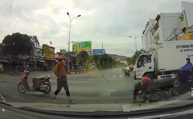 Co gai dung xe, giup nguoi bi nga giua duong hinh anh