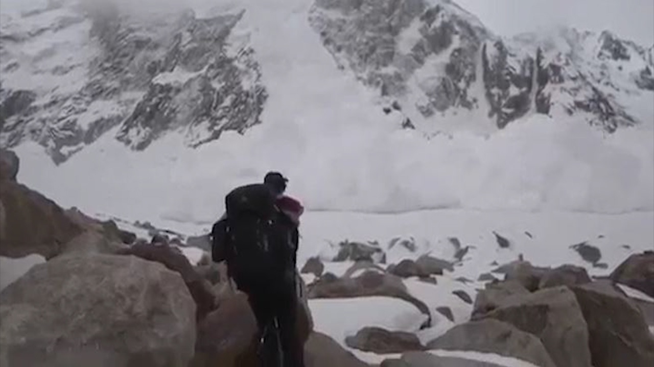 Lo tuyet ap den bat ngo, nhom leo nui thoat chet than ky hinh anh