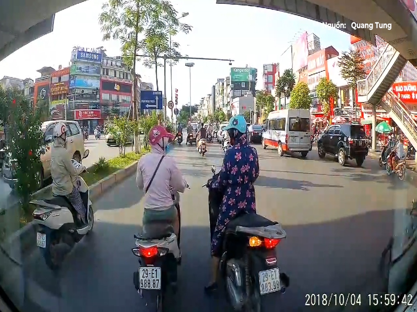 Hai nu tai xe dung duoi bong ram tranh nang can tro oto truoc nga re hinh anh