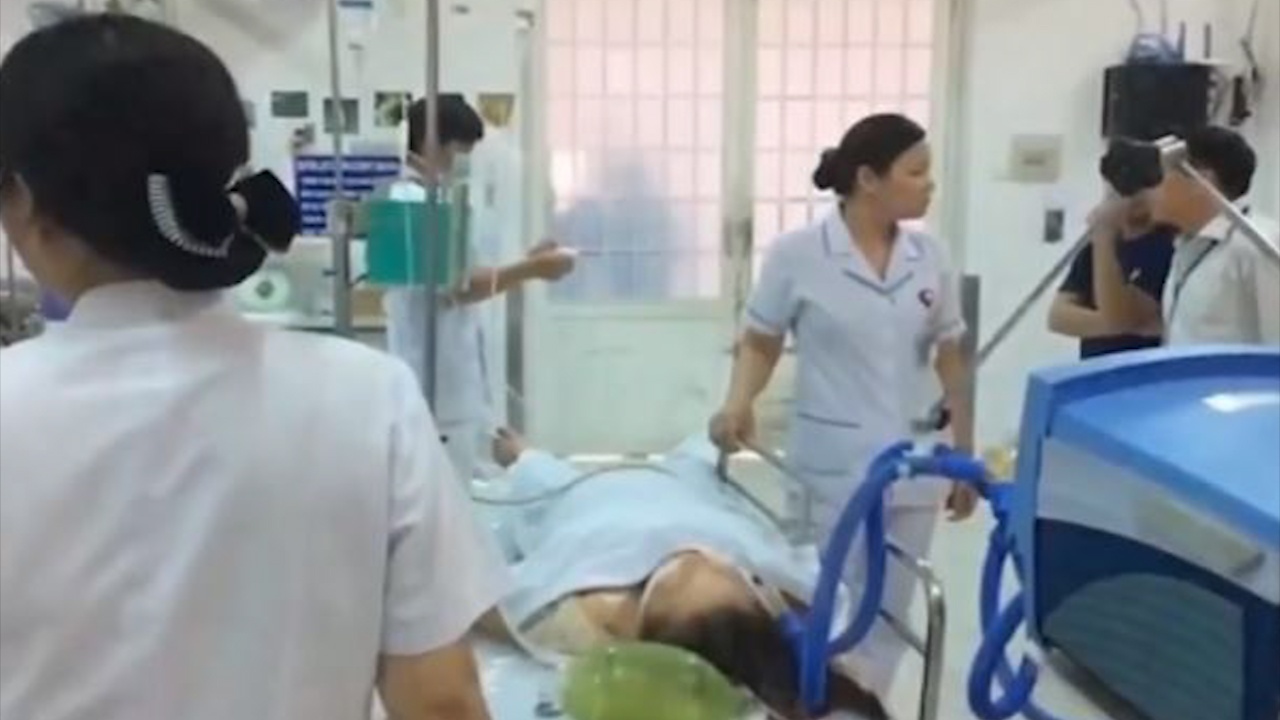 Nghe dien thoai duoi troi mua dong, bi set danh chet thuong tam hinh anh