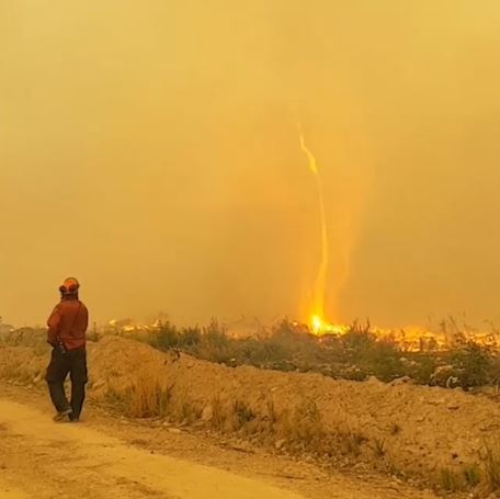 'Con loc lua' cuon bay voi chua chay len khong trung o Canada hinh anh