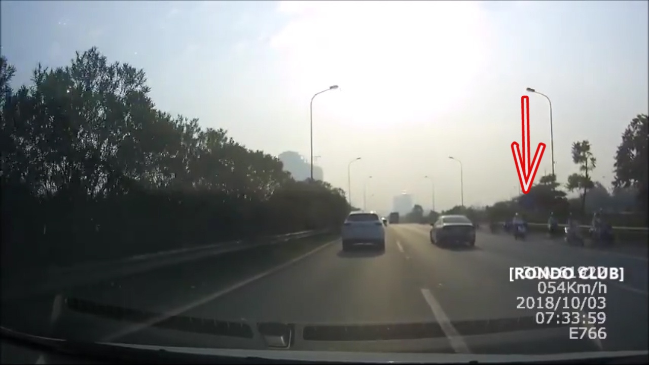 Hang loat xe may di nguoc chieu vun vut tren cao toc hinh anh