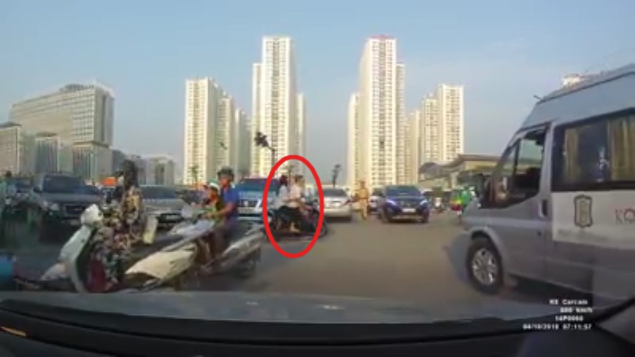 Dinh duoi theo dan mat oto, nguoi dan ong 'chuon le' khi gap CSGT hinh anh