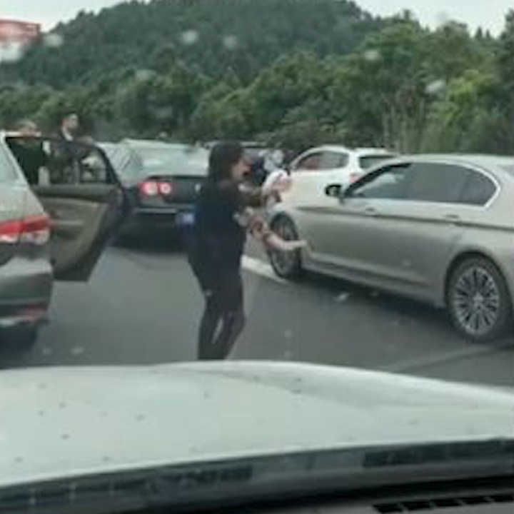 Ket xe giua cao toc, nguoi phu nu Trung Quoc tranh thu tap vo hinh anh