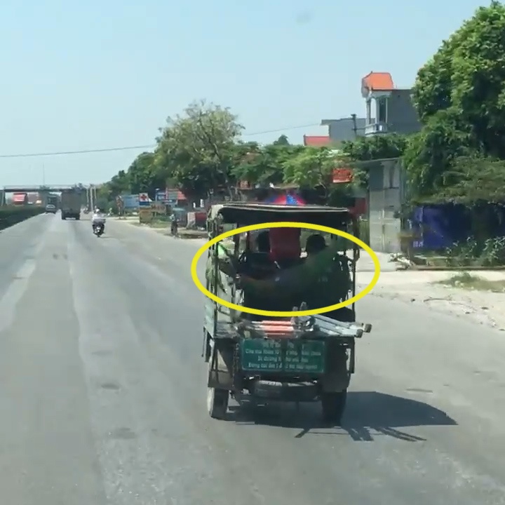 Mac vong sau xe ba gac nam ngu trong luc xe chay hinh anh