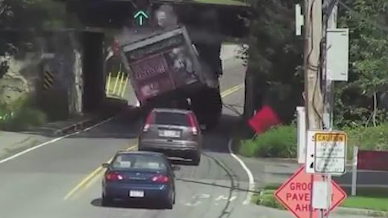 Xe tai vo thung tan tanh vi di au qua gam cau thap hinh anh