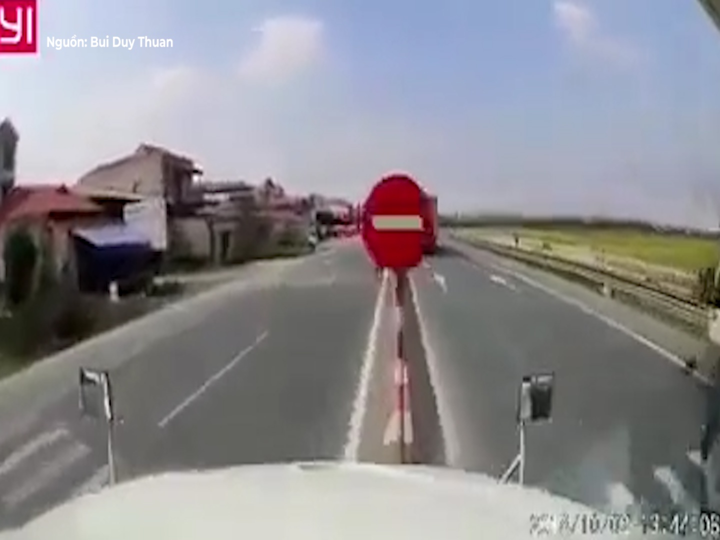 Oto chen ep, tai xe container danh lai qua duong thoat nan hinh anh