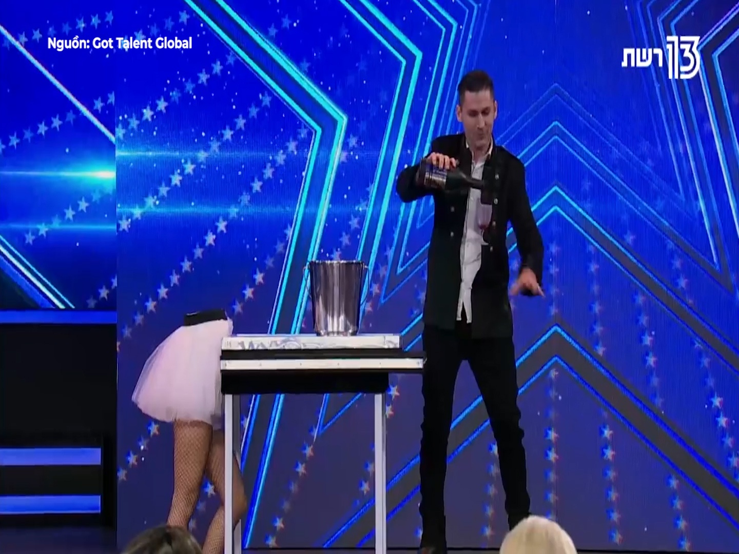 Ao thuat gia gay chu y cung voi ban dien chi co nua than nguoi hinh anh