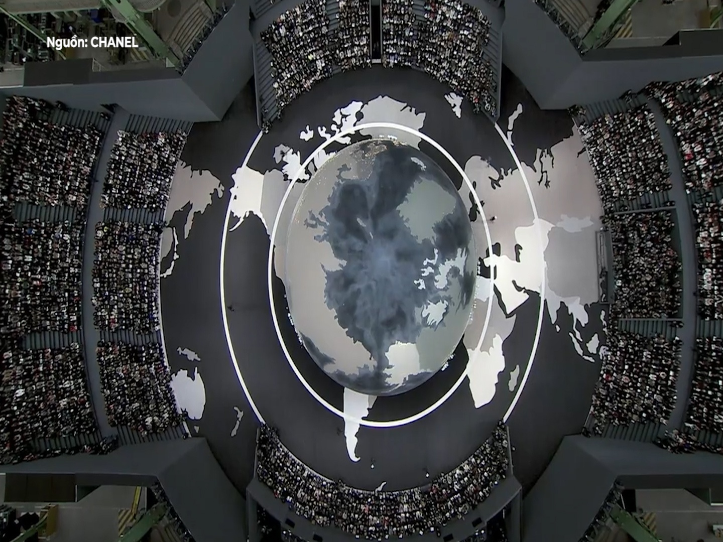 Chanel bien san dien thoi trang thanh ban do Trai Dat thu nho hinh anh