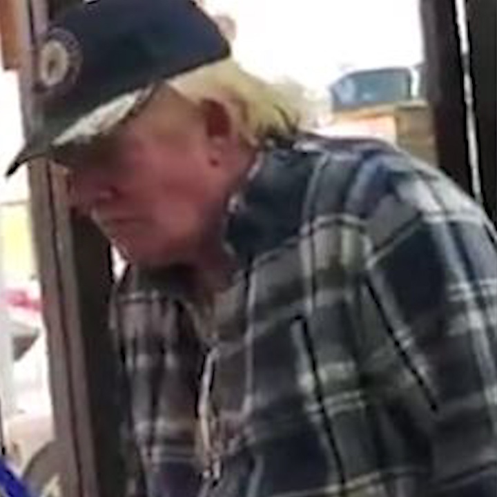 Nguoi dan ong mua ve so co ve ngoai giong TT Trump hinh anh