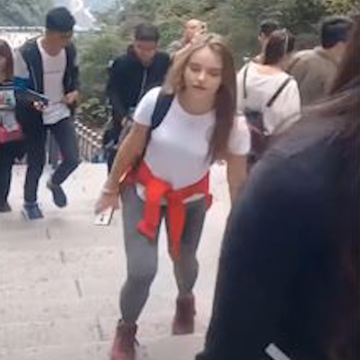 Co gai xinh xan leo nui duoc chu y sau chi vai giay xuat hien hinh anh