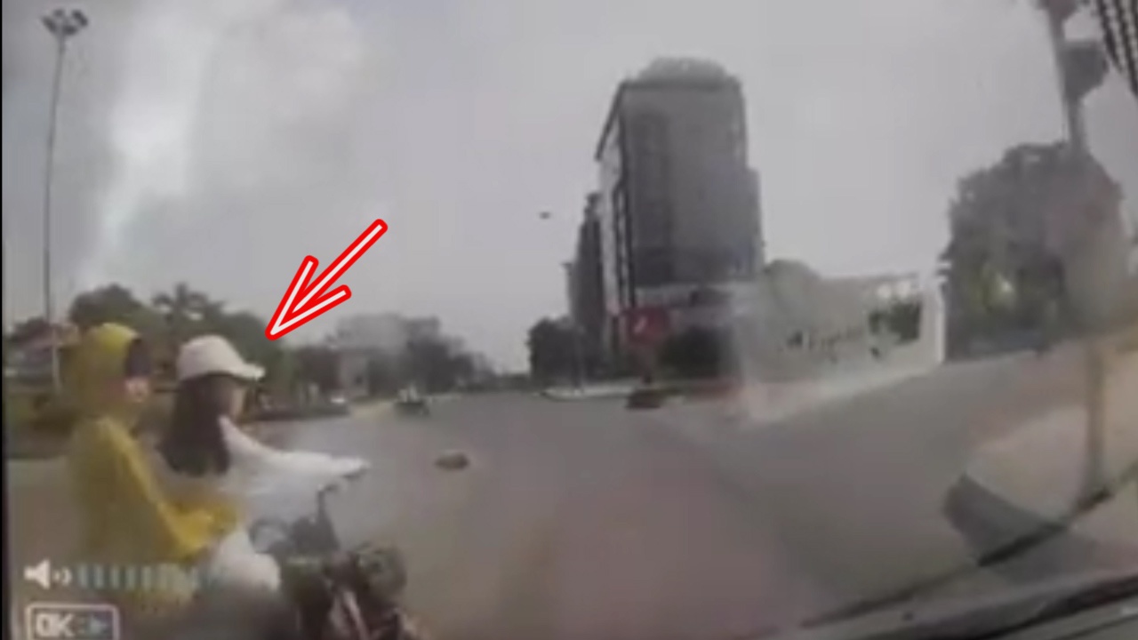 Tai xe oto 'hu hon' khi bi co gai di xe dap dien tat dau hinh anh