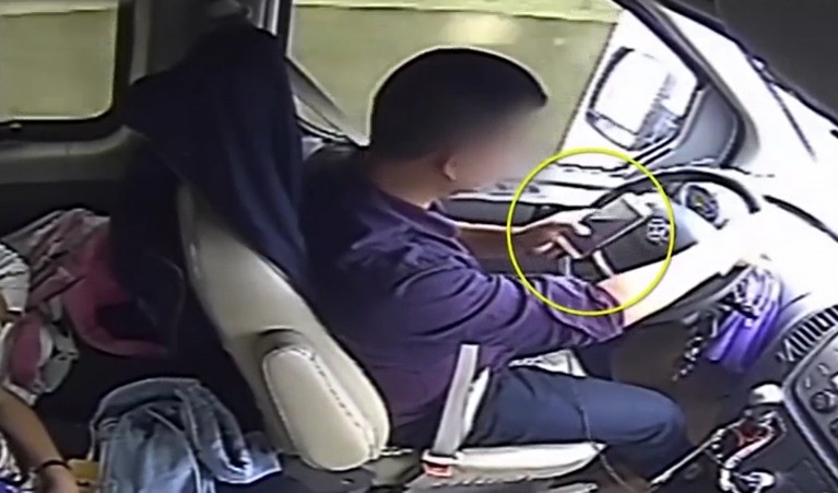 Tai xe xe buyt dung dien thoai trong luc cho 16 hoc sinh o Trung Quoc hinh anh