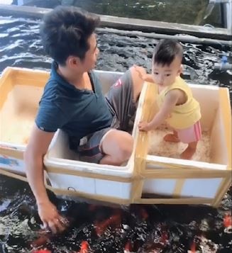 Ong bo che thuyen tu thung xop cho em be ngam ca hinh anh