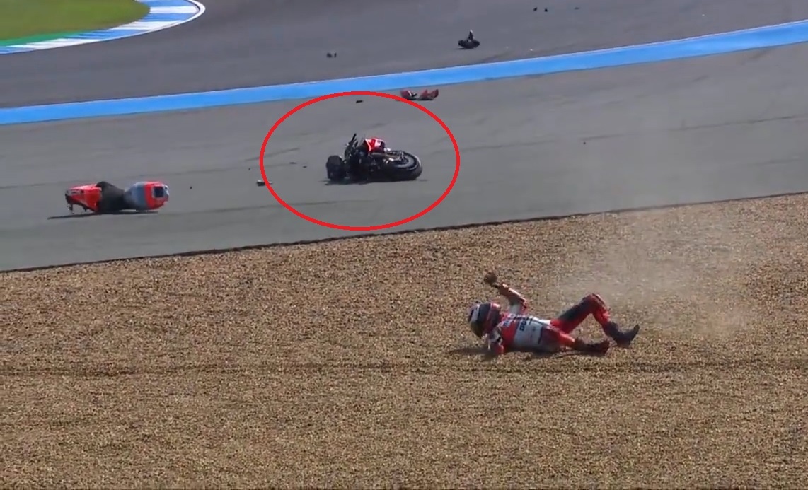 Lorenzo vang len khong trung sau pha nga o chang dua MotoGP Thai Lan hinh anh